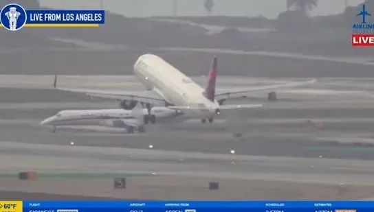 影/驚險瞬間曝！籃球隊包機跑道上險撞達美航空　塔台急喊：快停下