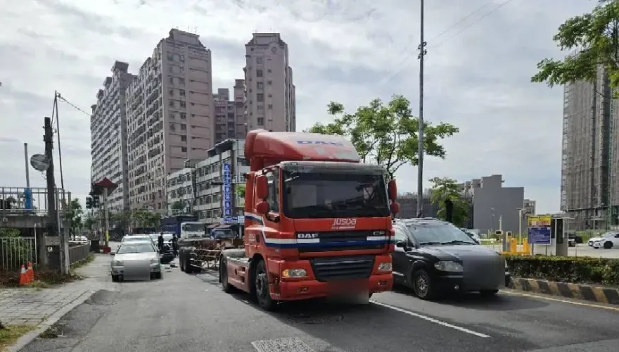 高雄23歲男鑽縫超車撞聯結車　彈撞路邊2轎車