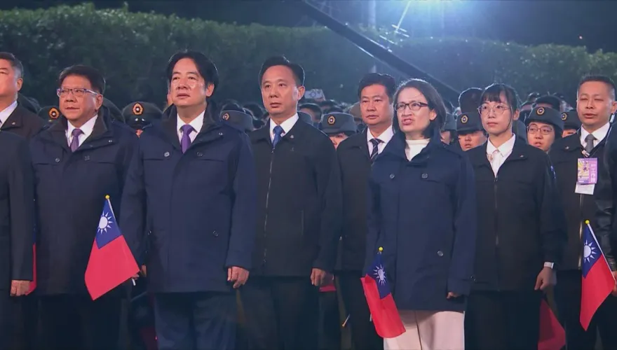 元旦府前升旗「MIT老董群」領唱國歌！賴清德手持國旗微張口跟唱