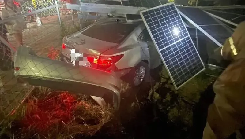 撞進太陽能板機房！台南29歲男遭鋼管插喉亡　駕駛座全是血