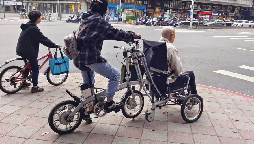 羅斯福路驚見「單車+輪椅」合體！　看護載阿公兜風有輕鬆