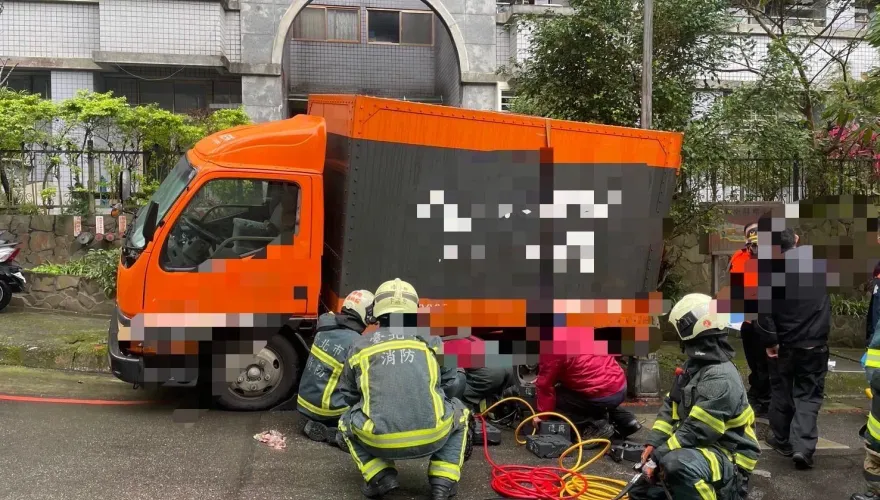 影/北市信義區小貨車卸貨一半突滑動　「司機遭輾過」緊急救出