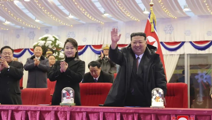 金正恩攜愛女迎新年！平壤辦大型歌舞演出　觀眾高喊「萬歲」