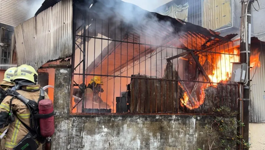 台南北區民宅驚傳火警！鐵皮屋雜物燃燒　住戶緊急逃出