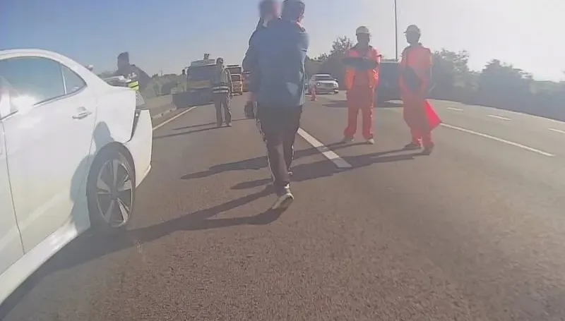 影/國道車禍母昏迷！暖警即刻救援　耐心指引4歲童開門鎖解困