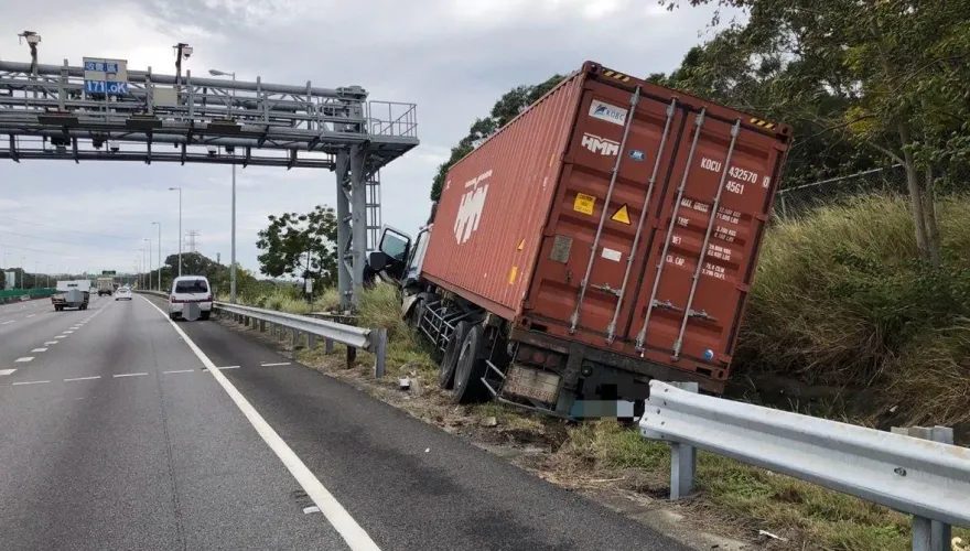 國3清水路段貨櫃車擦撞衝邊坡　駕駛顱內出血插管搶救中