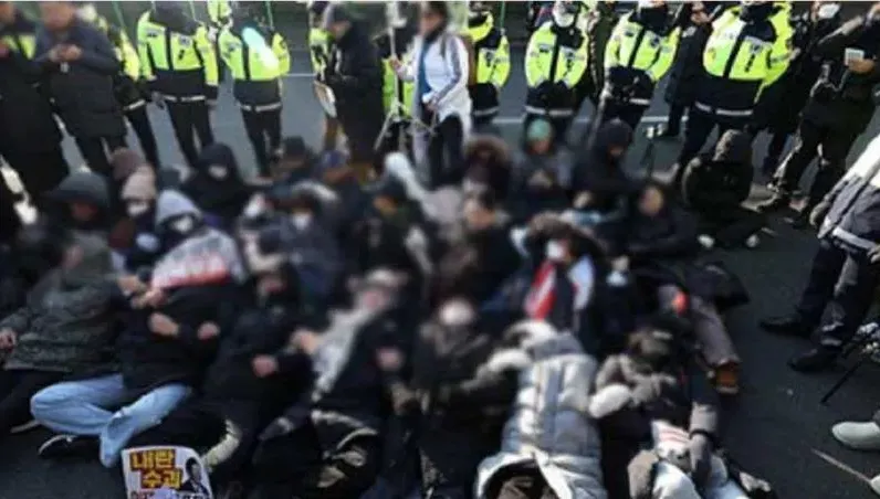 抗議群眾強守官邸前「阻止尹錫悅被抓」　警強制驅離至少30人