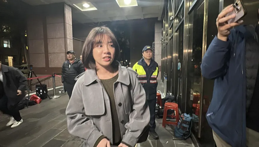 影/「學姐」突現身北院欲旁聽　尬笑「來得比較晚」