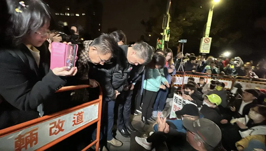 柯文哲將提抗告！民眾黨立委幹部鞠躬安撫小草：陪阿北一起勇敢