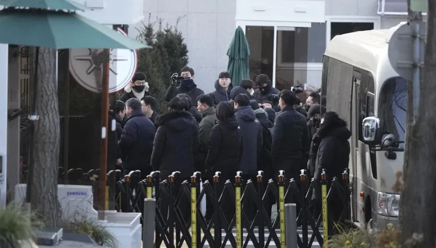 影/對峙衝突曝！南韓檢警入官邸逮尹錫悅　律師嗆：違法