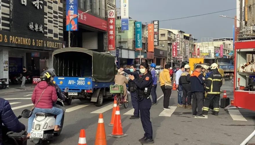 氣爆噩夢重演？高雄鳳山地下管線遭挖斷瓦斯外洩　幸無傷亡