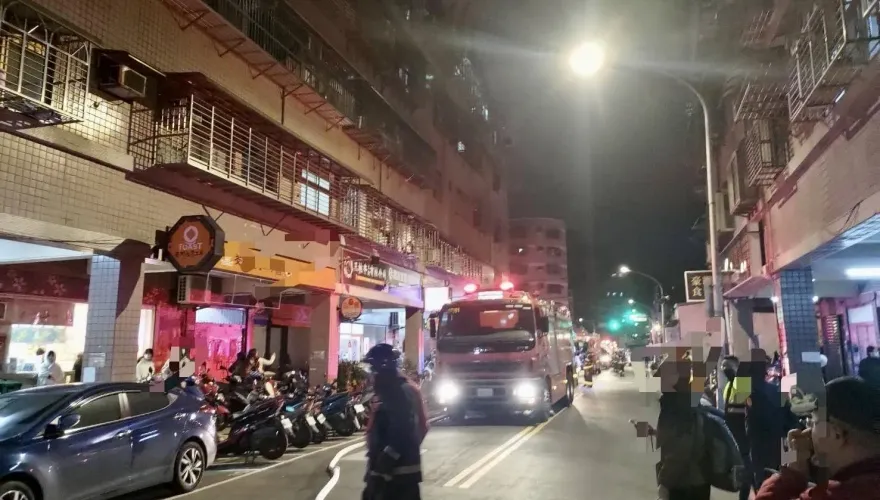 瓦斯氣爆！新北鶯歌住宅火煙狂竄　70歲住戶無呼吸心跳送醫搶救