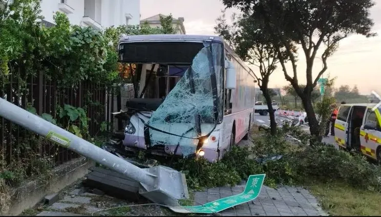 恐怖！台南公車遭貨車撞擊再衝民宅圍牆　釀5傷送醫