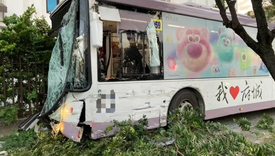 影/恐怖瞬間曝光！公車「遭貨車撞再衝民宅」　台南5乘客急送醫