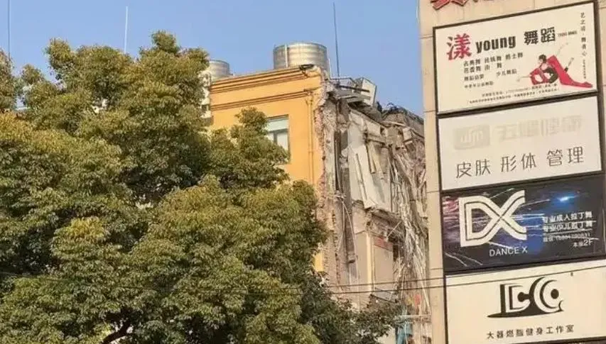 影/整面牆沒了！上海5層樓房疑裝修不慎坍塌　致2傷1失聯