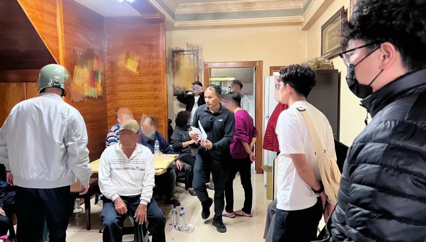 影/岡山民宅天九牌賭場被搗！22人奔竄　跑到超商假喝咖啡