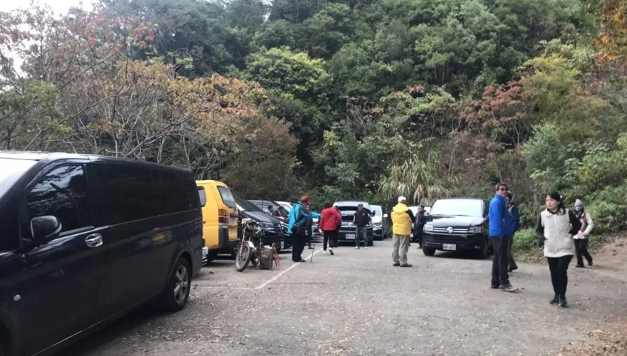 影/尖石賞楓旅遊亂象！遊客沿路亂丟垃圾　公廁門壞沒人清