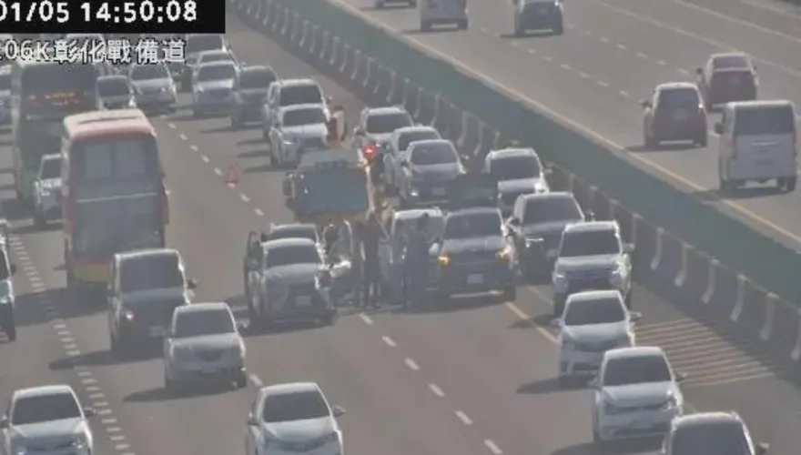 假日北返注意！國1北向埔鹽段「4車追撞」佔據中內線