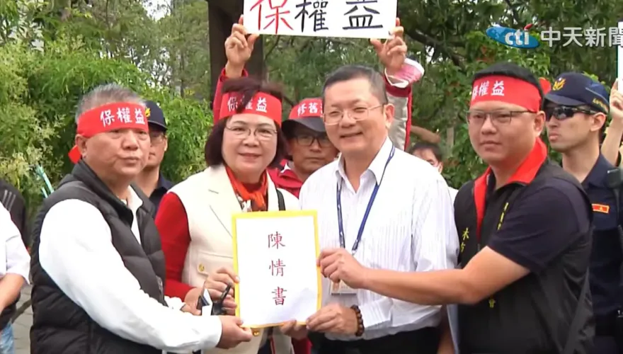 影/多元計程車禁入小港機場！逾200運將怒吼　航空站將求解方