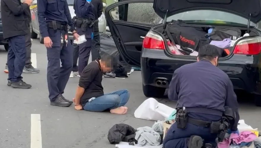 掛假車牌拒盤查撞警！新北警追2匪開5槍　1嫌中彈命危送醫