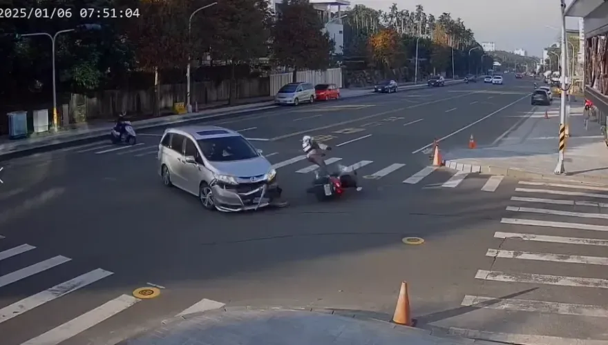 影/撞擊畫面曝！嘉義轉彎車撞直行機車　19歲女騎士噴飛10米