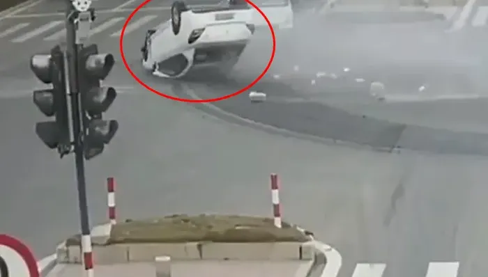 影/轎車失控！福建高速路口側翻起火　3路人挺身相救