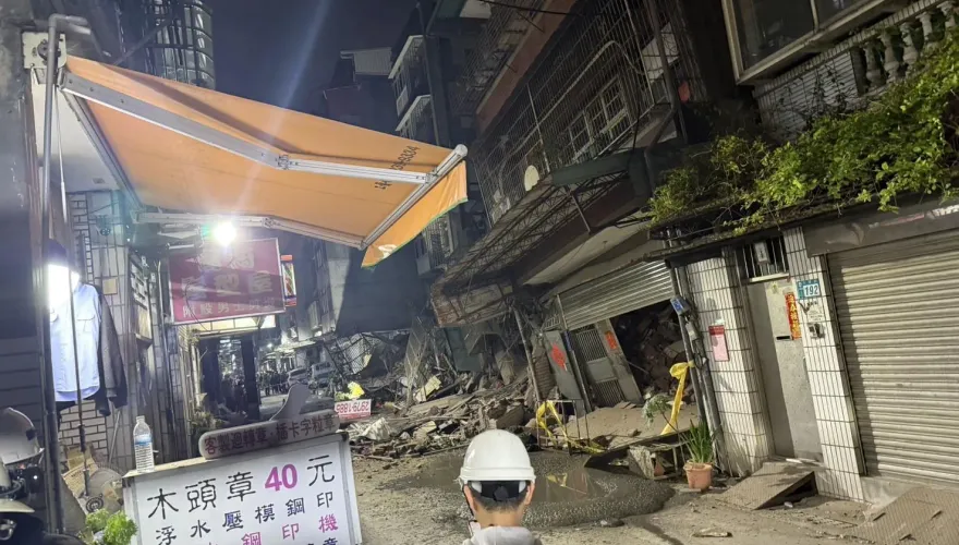影/三重建案「傾斜惡化」！晚間民宅突倒塌　居民目睹驚悚過程