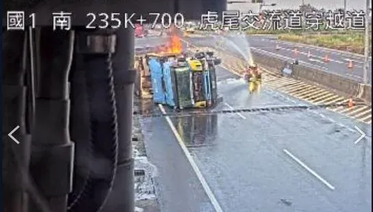 載3000顆鋰電池貨車翻覆！倒路邊整晚突燒起來　現在火仍未滅