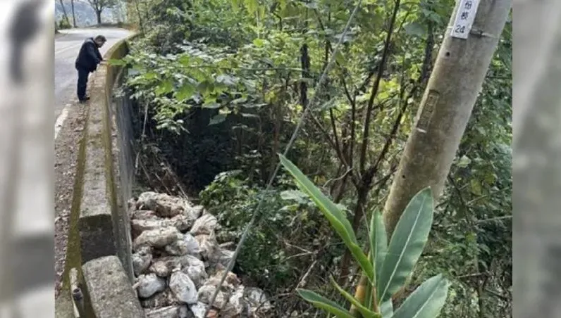 苗130線山坡驚現非法傾倒！台泰聯手亂丟廢棄物遭逮