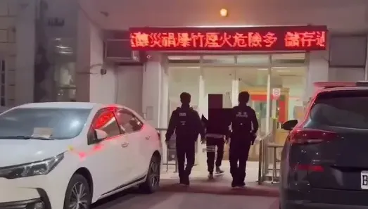 高雄17歲悍女撂9人圍前男友算帳不成　狂砸5車洩忿打傷1人