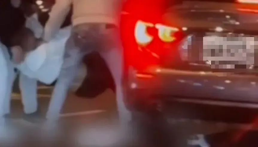 影/台中街頭暴力衝突！　男遭89猴圍毆「險被塞進後車廂」