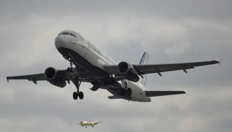 捷藍航空紐約機場降落疑撞無人機　FAA啟動調查