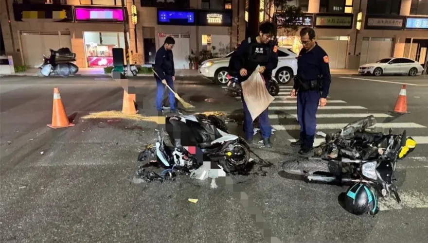 影/白煙狂竄片！高雄無照屁孩騎車慘遭違規男撞飛