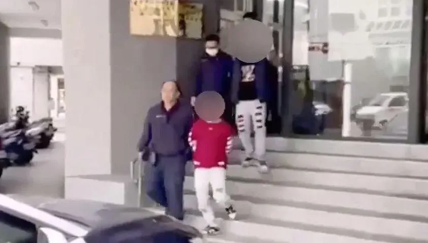 影/台中當街擄人逆轉？竟是弟太嘴秋遭哥拖出酒店痛打
