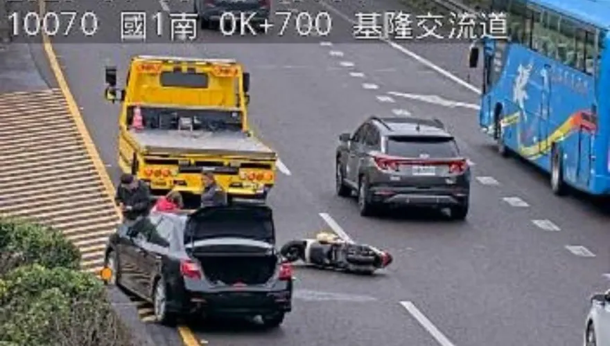 機車躺國道！國1北向0.6k「2輪遭4輪撞倒」傷亡不明