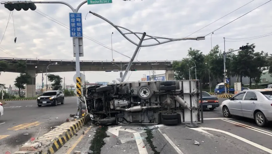 影/萬丹「5車追撞」嚴重車禍！連路燈都撞斷　1人被送醫