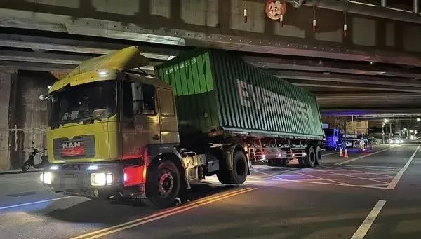 苗栗貨櫃車卡國道陸橋！輪胎放氣無效　折騰3小時才脫困