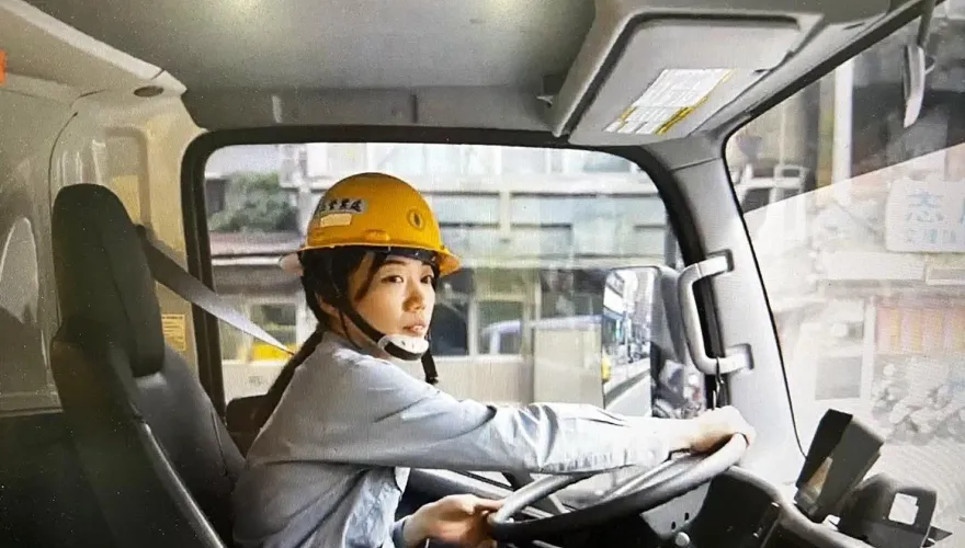 神仙顏值！台電正妹「從老師變蜘蛛人」　開遍各大型機具