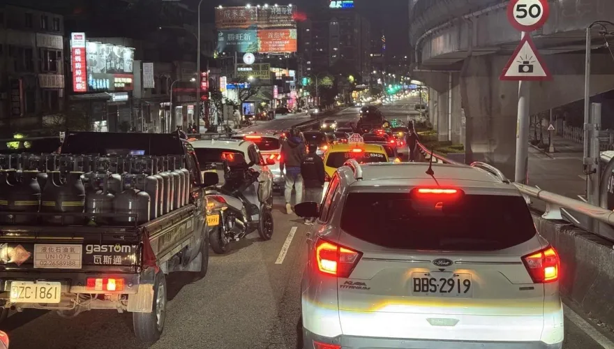 新北重大車禍！新莊大漢橋17車連環撞　全線封閉