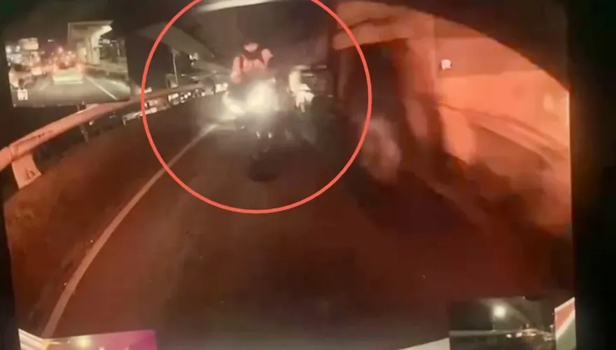 恐怖瞬間！大漢橋水泥加壓車煞不住衝車陣　重機命大被削過