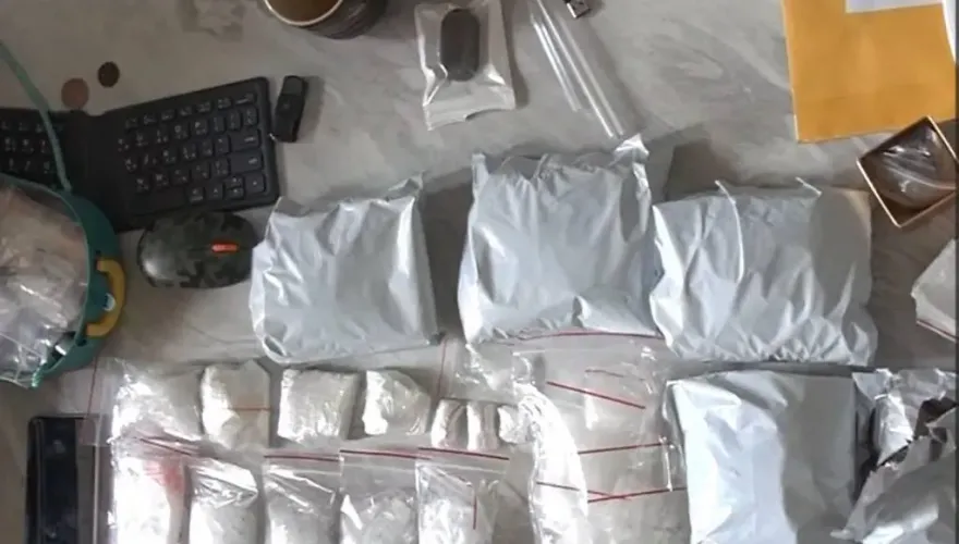 影/短裙熟女偕男友販毒被逮！　警查扣市價600萬毒品