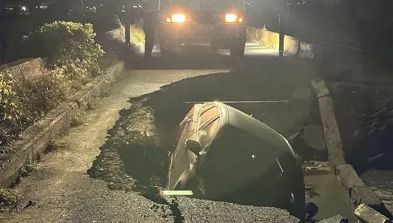 影/布袋「天坑吞車」！防汛道路突陷落「車開一半被吃了」