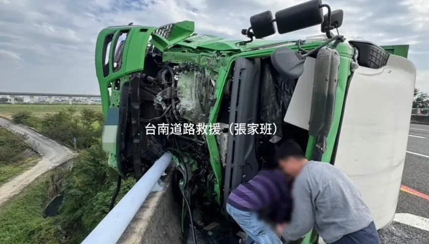 國道8號嚴重車禍！大車翻覆車頭插護欄險墜橋