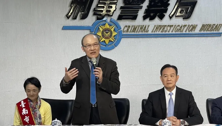 別再被騙！真「股市憲哥」現身打詐　嘆「詐團比你孝順」
