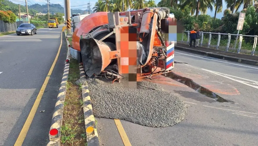 影/「爆漿」畫面曝！高雄水泥車疑煞車失靈180度翻覆了