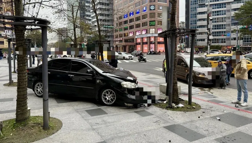 北市驚險車禍！轎車擦撞衝上市府站人行道　現場畫面曝