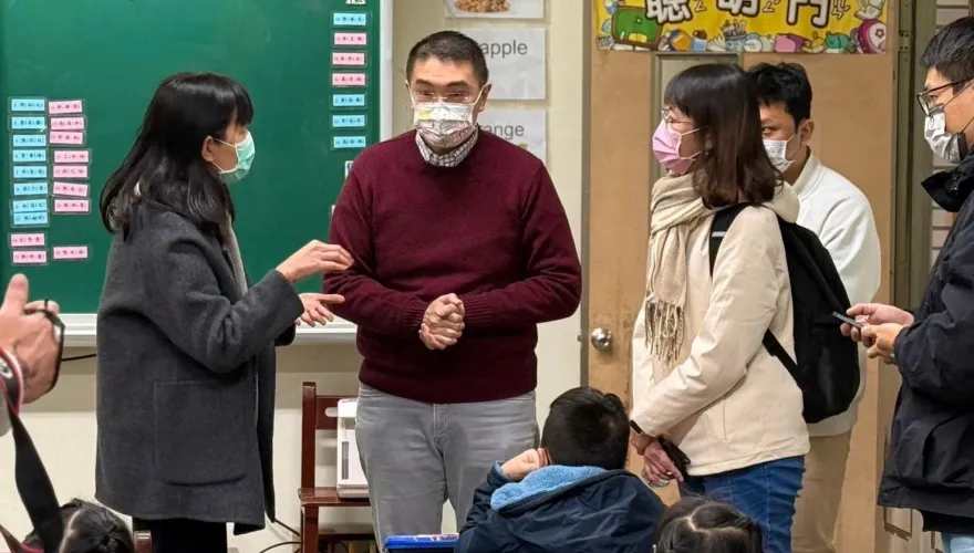 影/基隆小二學童「集體發燒嘔吐」！市長謝國樑火速到校關心