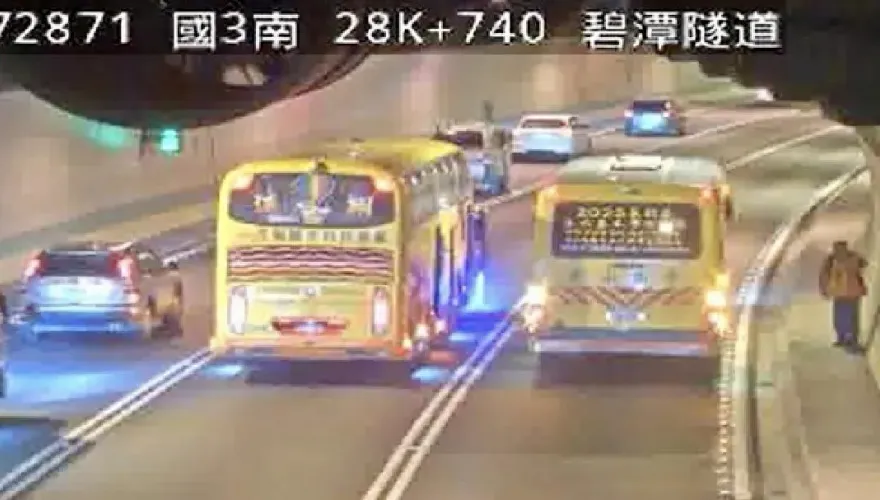 國道車禍！國3碧潭隧道遊覽車、校車追撞　1人受傷送醫