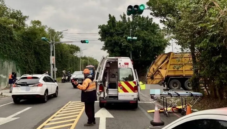 新北重大車禍！ 25歲騎士打滑噴進垃圾車底　遭輾當場慘死