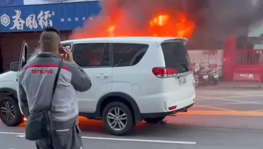 清晨碰一聲！台中汽、機車對撞釀火燒車　騎士倒地不動